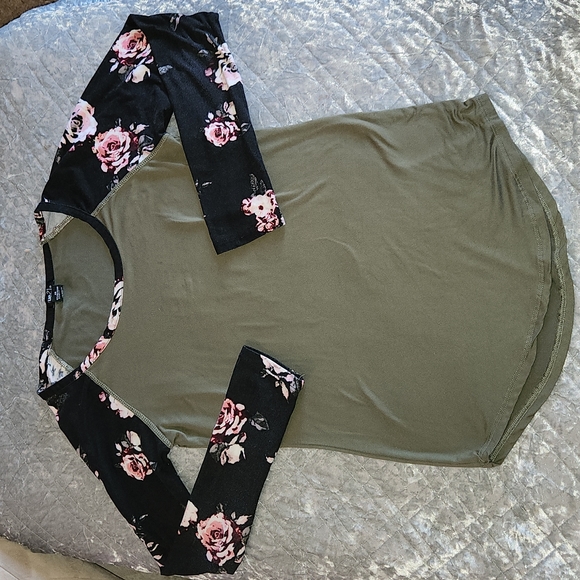 Bundle of two Black Floral Print Baseball Tops - Picture 2 of 8
